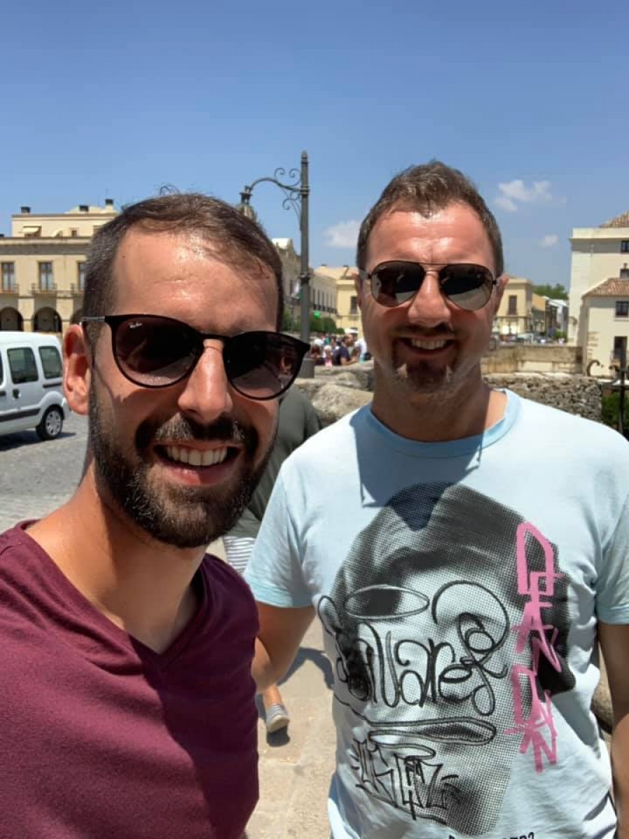 El internacional polaco, a la derecha, posando en el Puente Nuevo junto a un ciudadano rondeño