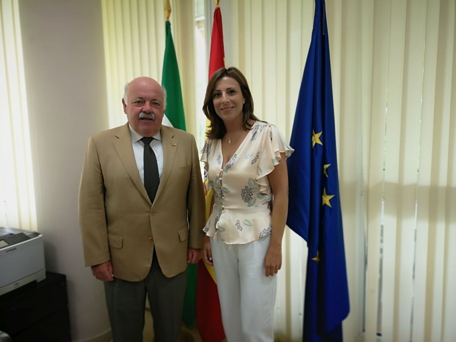 La alcaldesa, Mª Paz Fernández, junto al consejero de Salud, Jesús Aguirre