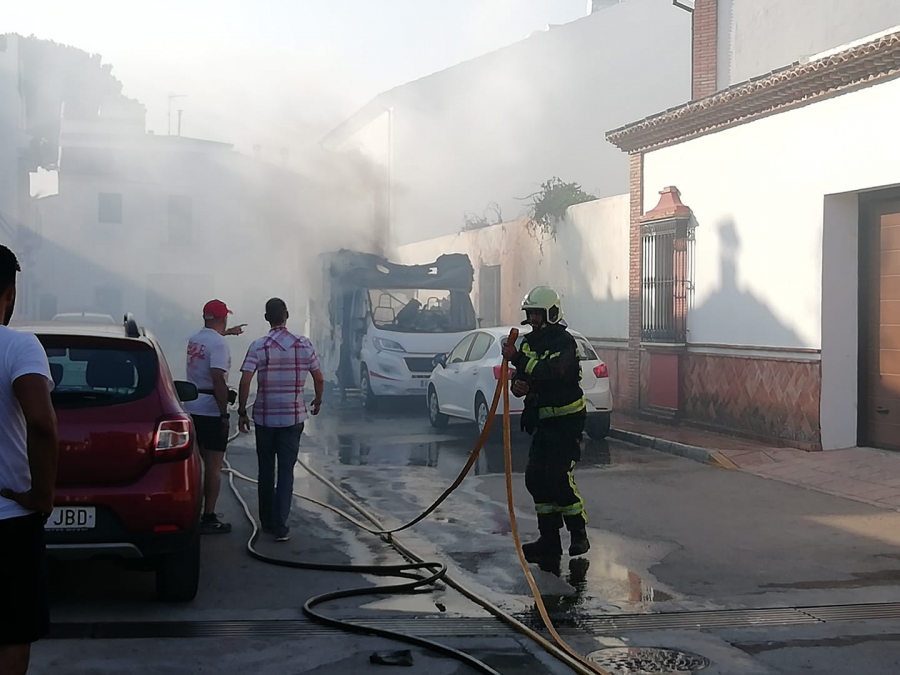 Un efectivo del Parque de Bomberos de Ronda, en la actuación del pasaje Córdoba