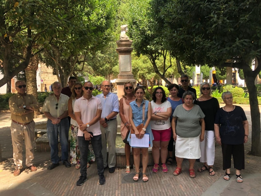 Un nutrido grupo de vecinos comparten sus reclamaciones con respecto a los problemas de convivencia que origina uno de los residentes de calle Tenorio.