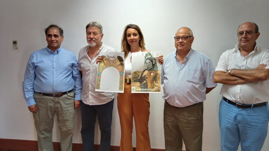 Los miembros del Consejo Asesor de Fiestas y la delegada del área muestran los trabajos ganadores.