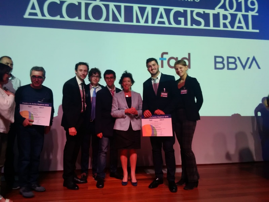 Íker y sus compañeros recogen el premio de manos de la ministra de Educación en funciones, Isabel Celáa