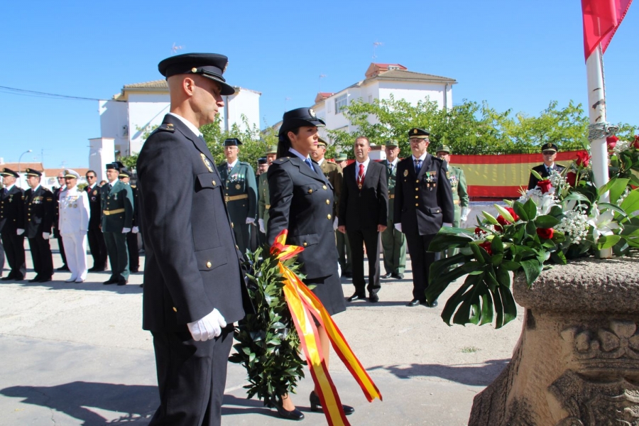 La jornada se ha iniciado en el patio interior de la Comisaría de Policía, con la entrega simbólica de una ofrenda floral en homenaje a los agentes caídos en actos de servicio.