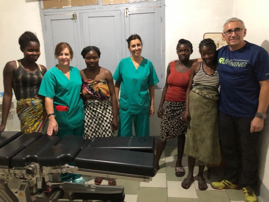 En la imagen la supervisora de Enfermería de Urgencias, Rocío Gamarro, y la enfermera Anna María Janot, en el Hospital de Boma.