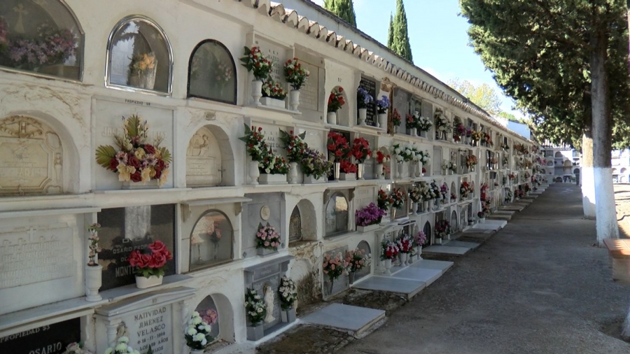 Las labores de adecuación del cementerio se inician unos dos meses antes de la festividad de Todos los Santos.