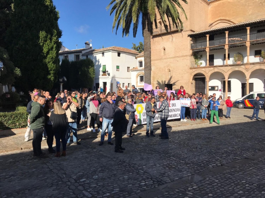 El pasado 24 de octubre más de un centenar de personas se congregaron en la Plaza Duquesa de Parcent para protestar por el cierre de ARDE.