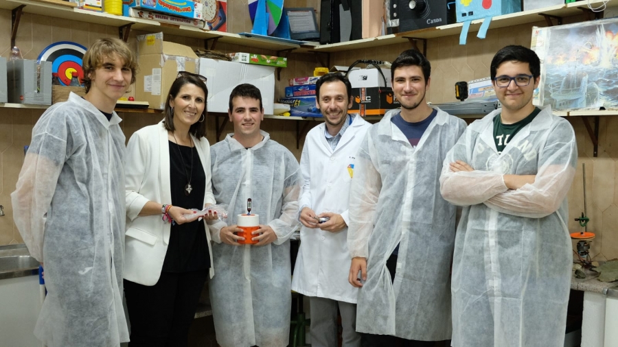 En el centro de la imagen Marcos Naz, junto a varios alumnos y a la delegada provincial de Educación.
