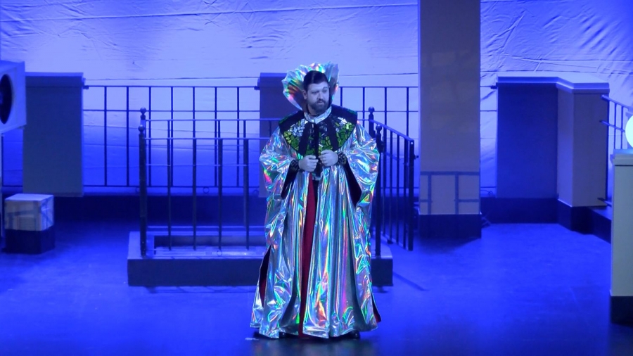 Manu Sánchez representó a un extraterrestre que aterrizó por error en Ronda y finalmente se queda para conocer las costumbres de los terrícolas.