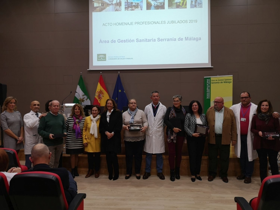 El equipo directivo posa junto a los profesionales jubilados a los que se ha hecho entrega de una placa conmemorativa.