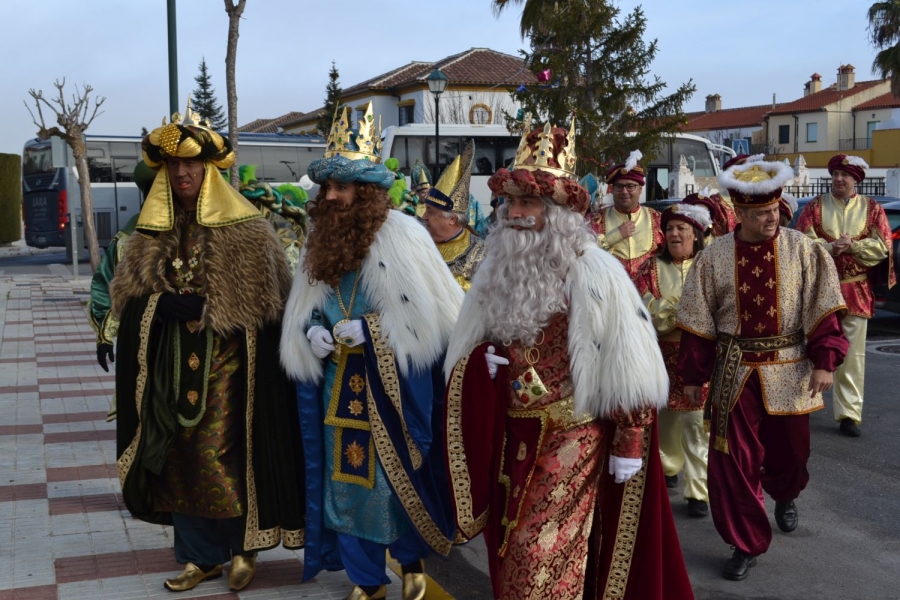 Llegada de los Reyes a la Asociación Rondeña de Enfermos de Alzheimer (AROAL).