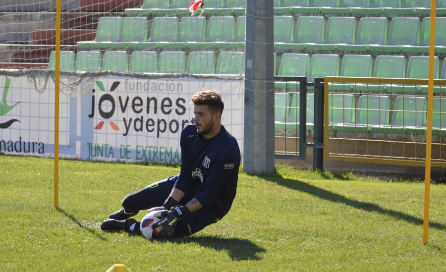 El guardameta rondeño, durante un entrenamiento en el estadio Romano