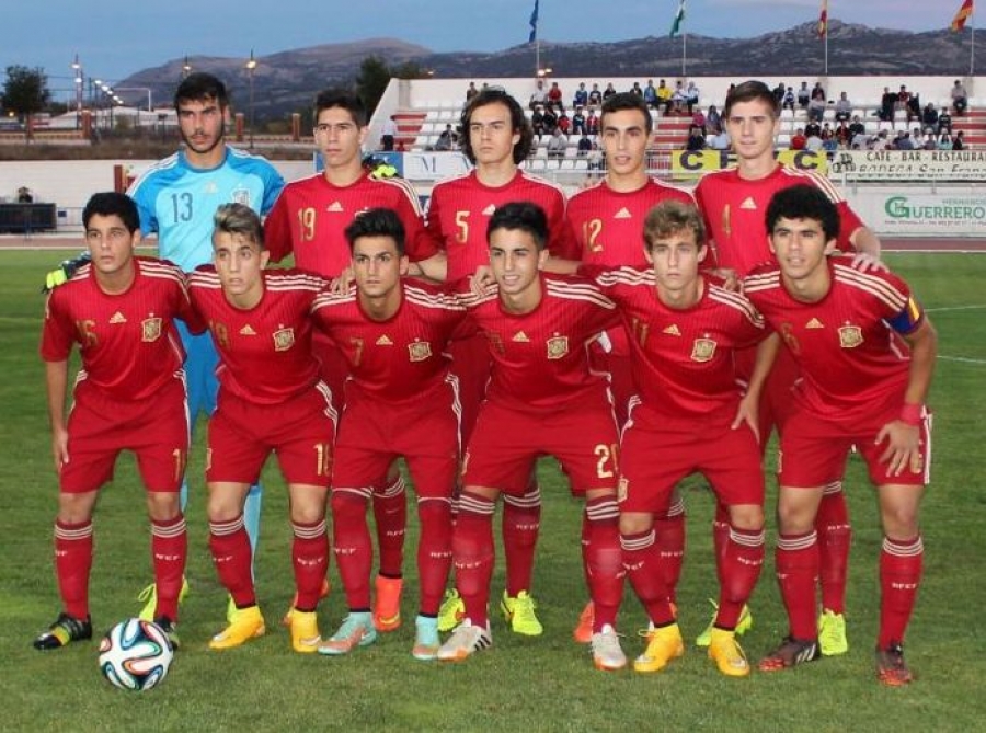 Aleñá, en la fila inferior con el brazalete de capitán, en los prolegómenos del España-Alemania Sub-17 celebrado en Ronda