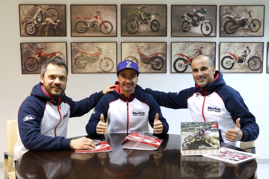 Guerrero, en el centro, tras firmar el contrato con su nuevo equipo para esta temporada
