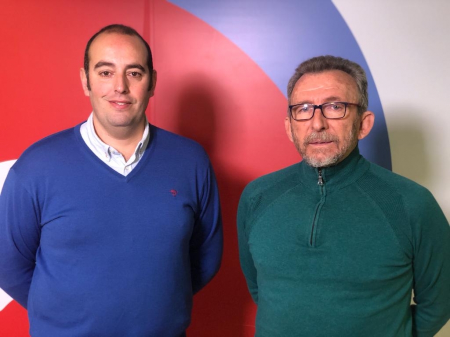 El Hermano Mayor del Santo Entierro, Miguel Becerra, junto con el Vocal de Caridad de la Hermandad, Manuel Pérez Avilés.