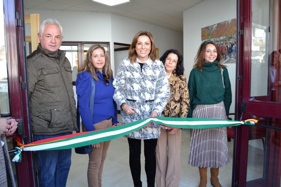 La alcaldesa de Ronda acompañada por varios miembros del equipo de gobierno y de la Hermandad del Santo Entierro durante la inauguración del centro.