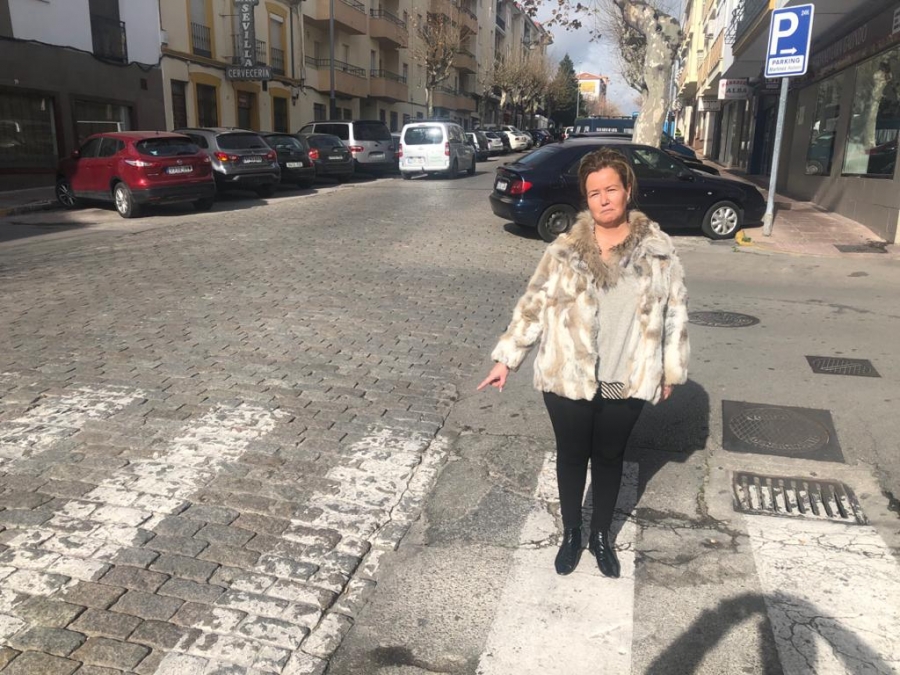 En la imagen Lidia señala el lugar en el que sufrió la caída.