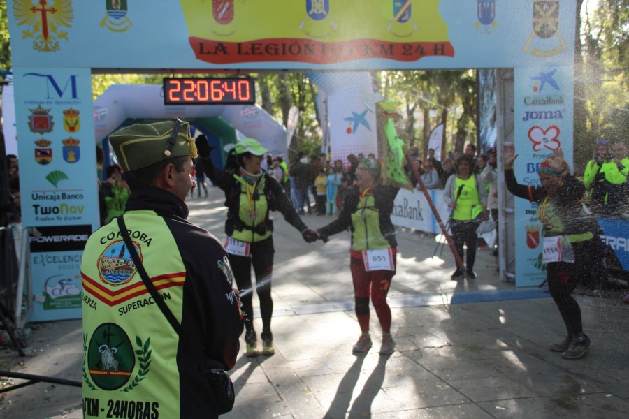 Un grupo de marchadoras, celebrando su entrada en la meta de la Alameda del Tajo