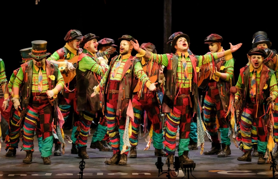 La Comparsa de Los CAricatos se mide mañana miércoles en el Concurso de Agrupaciones Carnavalescas de Málaga.