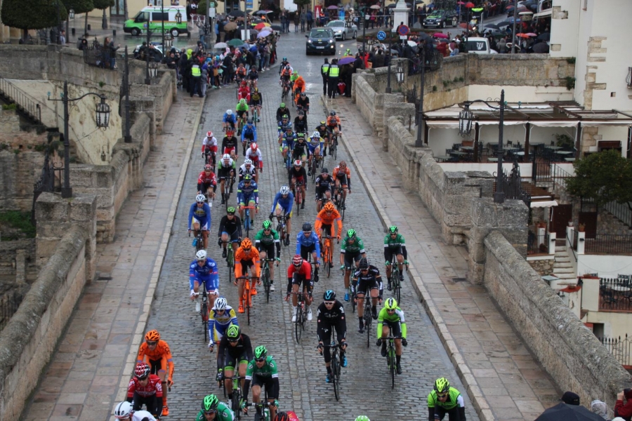 Imagen del paso del pelotón de la Vuelta a Andalucía por nuestra ciudad en febrero de 2017