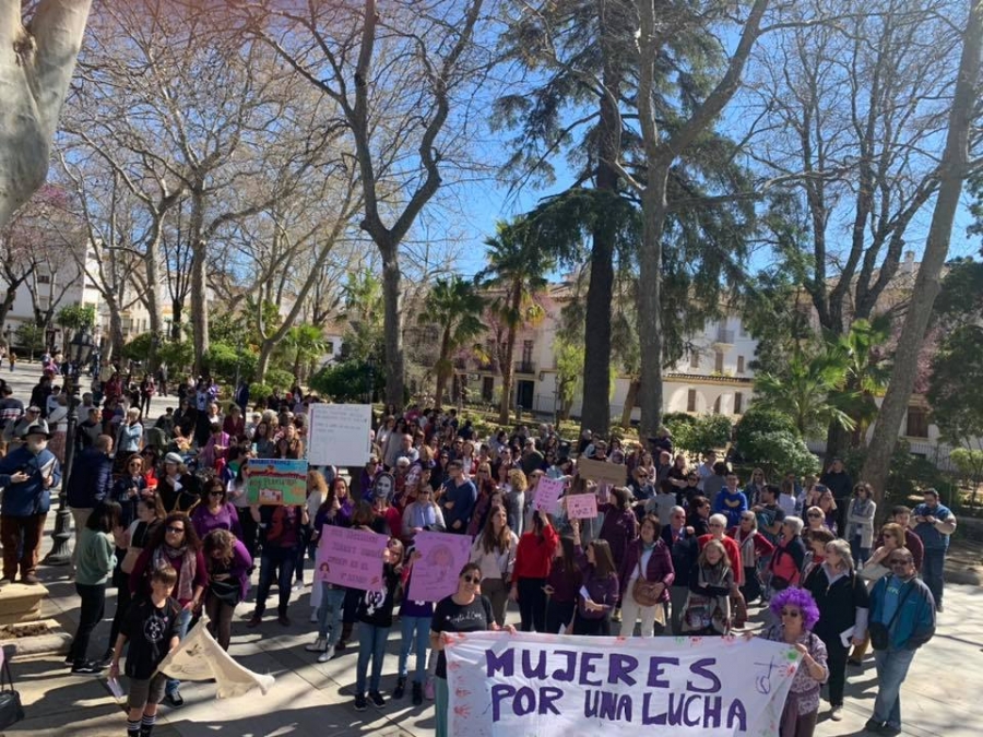 Imagen de un grupo de manifestantes a su llegada a la Alameda del Tajo para escuchar el manifiesto feminista del 8-M.