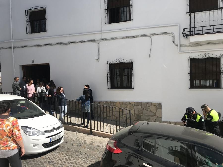 Un grupo de padres, recogiendo a sus hijos del centro educativo antes de las dos de la tarde