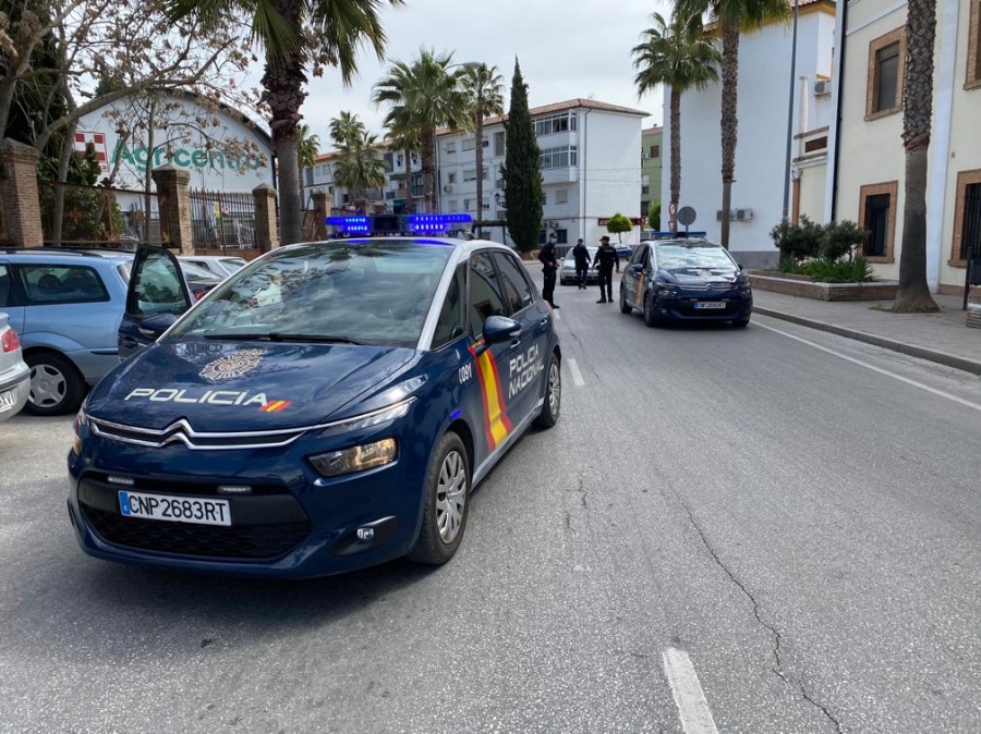 Dispositivo del Cuerpo Nacional de Policía, este mediodía junto a la Residencia Militar.