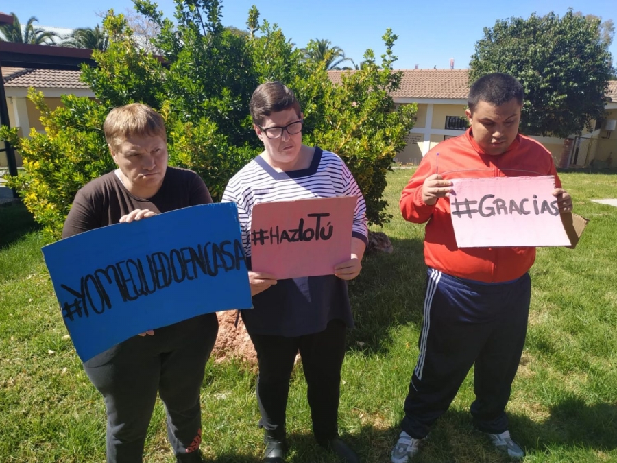 Varias personas con discapacidad intelectual han elaborado pancartas para reivindicar la importancia de quedarse en casa para prevenir posibles contagios.