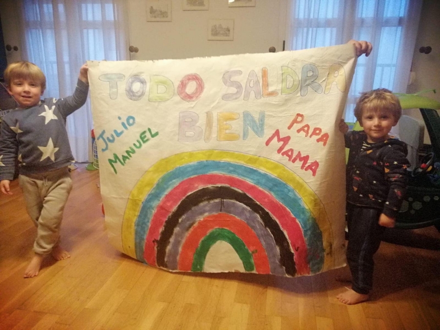 Julio y Manuel exhiben desde casa su pancarta de apoyo.