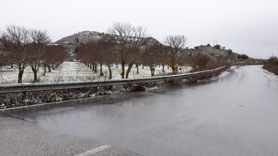 El descenso de temperaturas ha provocado la aparición de nieve por encima de los 800 metros