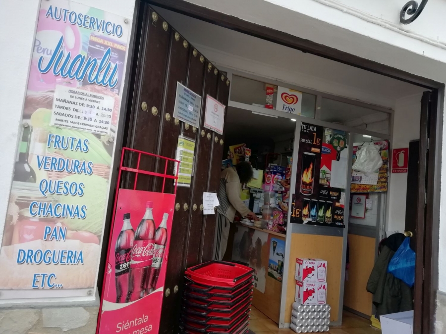 Los propietarios de las tiendas de barrio han experimentado un incremento de ventas en los últimos días.