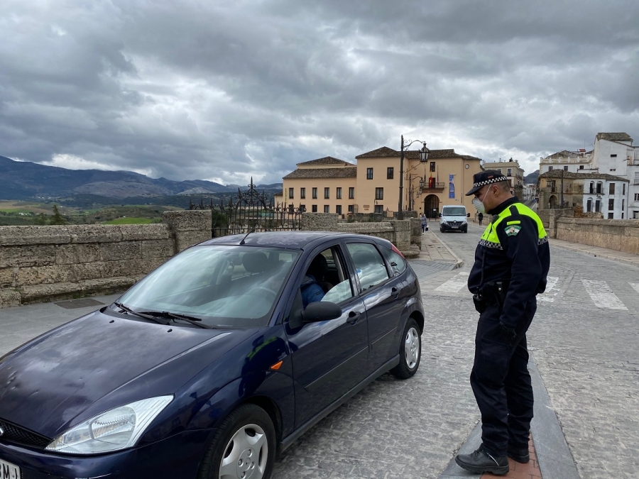 Un agente de la Policía Local, durante un control rutinario a conductores en la Plaza de España