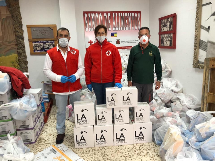 La fábrica de aceite LA Organic ha donado 120 botellas de su producto a familias con pocos recursos.