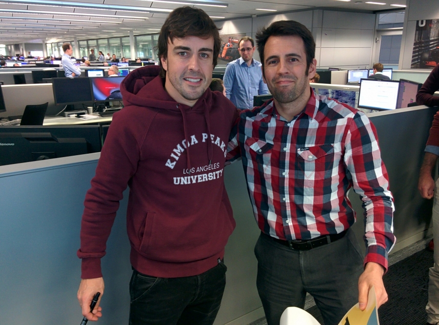 Iván Roldán, a la derecha, acompañado por Fernando Alonso