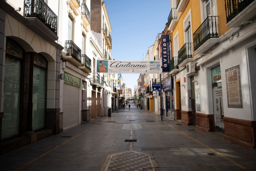 La principal calle comercial de la ciudad presenta este desolador aspecto desde que se decretó el estado de alarma