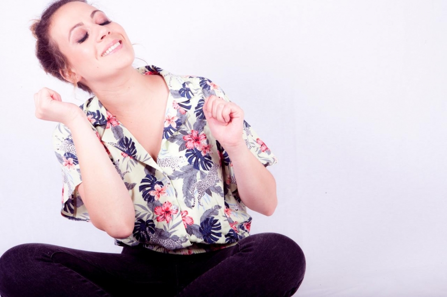 La cantante sobrelleva el confinamiento en casa reinventando versiones de conocidos temas.