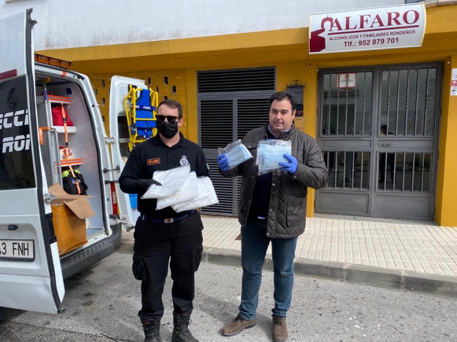 Salvador Ruiz, en representación de ALFARO, entregando el material a un miembro de Protección Civil