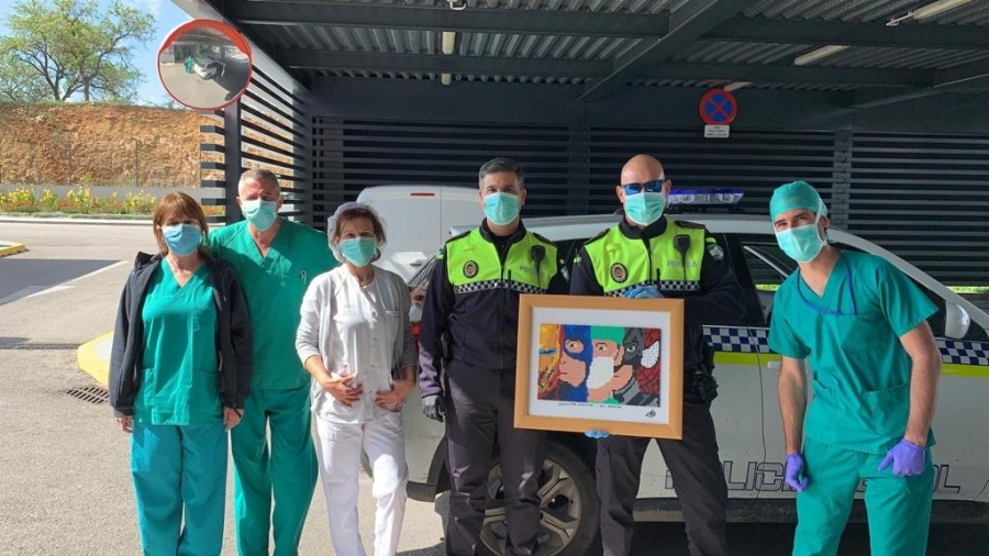 Trabajadores del Hospital junto a los dos agentes de la Policía Local han actuado como mensajeros