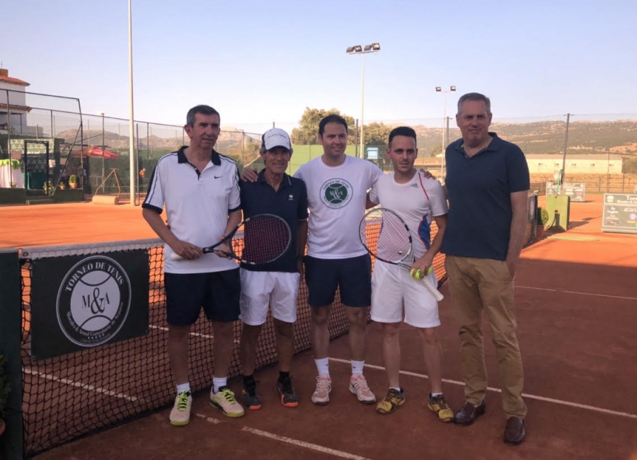José Morales, en el centro, junto al concejal de Deportes y participantes de la última edición del torneo