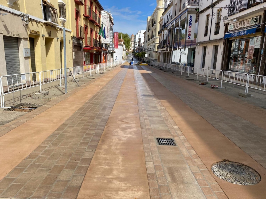 Este es el aspecto que presenta la acera, ya concluida, del primer tramo de la vía.