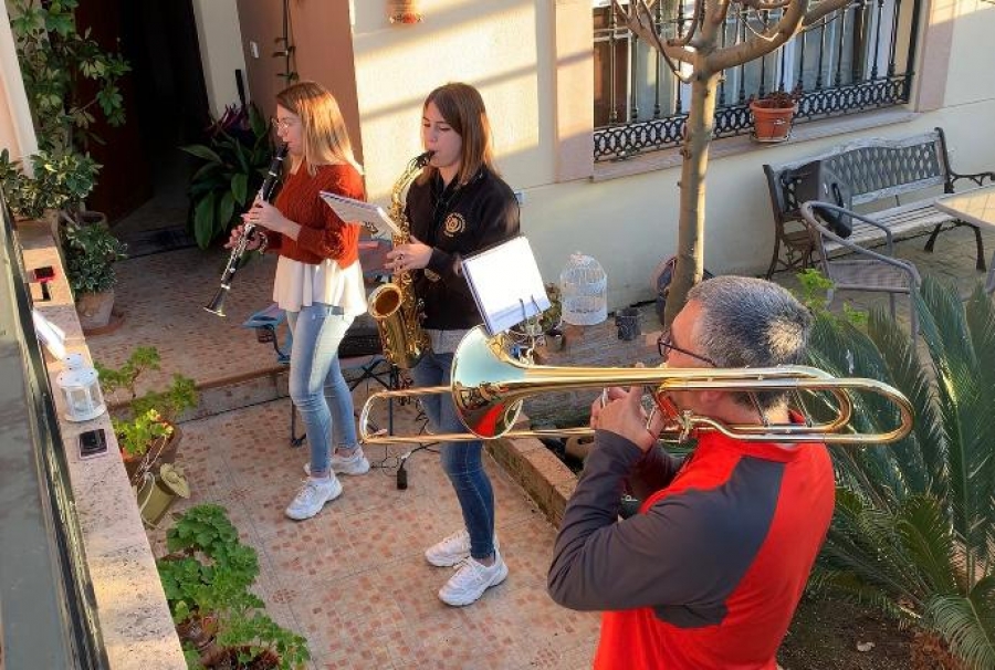 Marta, Paloma y Eleuterio Tapia durante la interpretación de una de sus marchas cofrades.