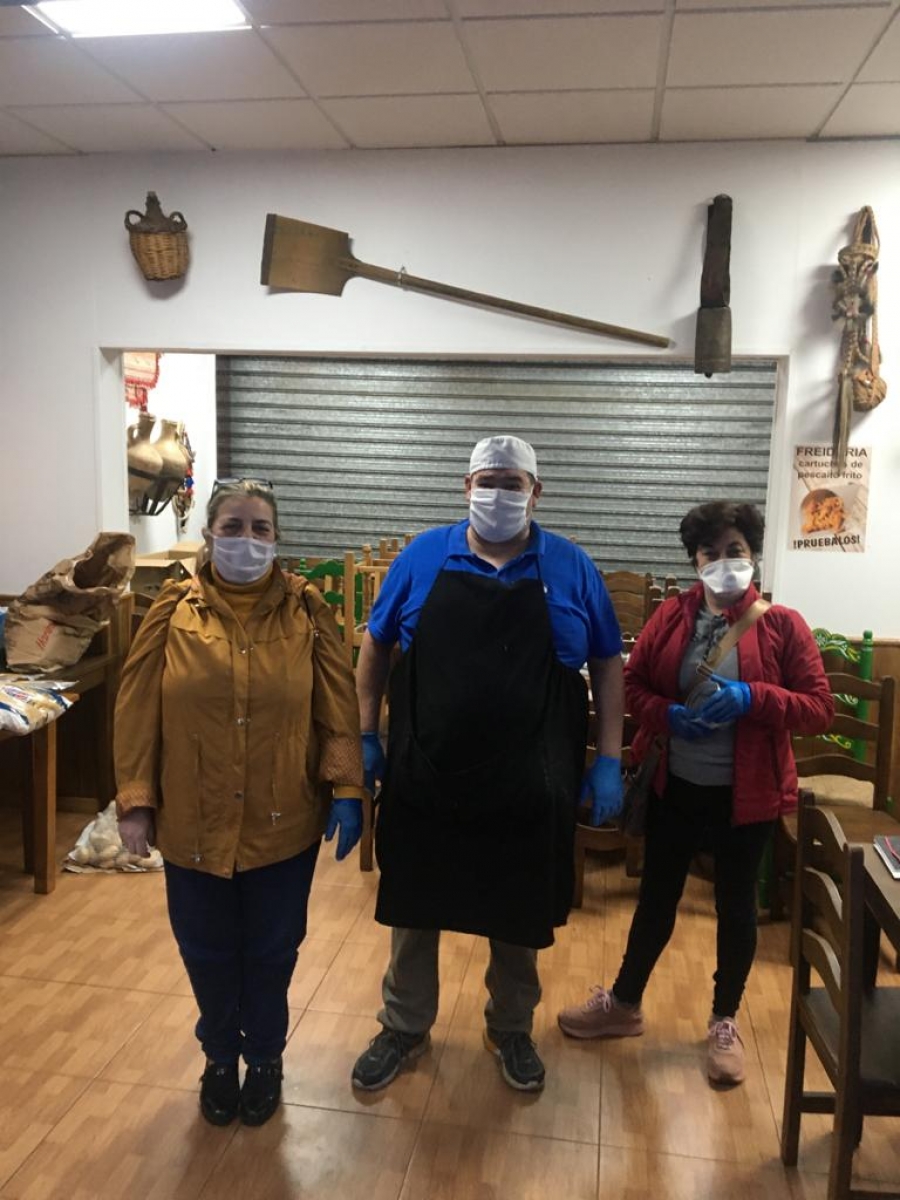 Voluntarios del grupo preparan la entrega de alimentos y productos de limpieza.