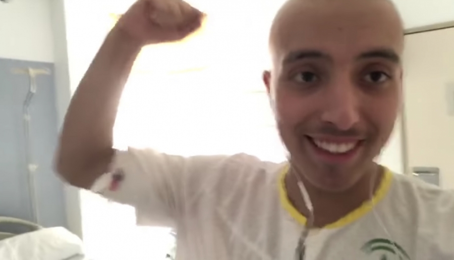 El joven rondeño, mandando ánimos desde su habitación del Hospital Carlos Haya de la capital malagueña