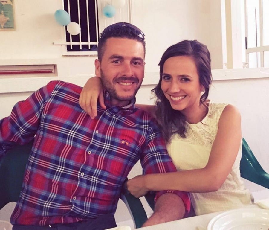 Elena contó con la colaboración de sus vecinas para organizar la pedida sin que Juanma lo sospechara.