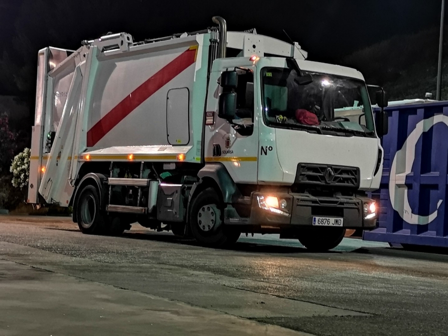 Imagen del vehículo que realiza diariamente el servicio de recogida de basura en San Rafael