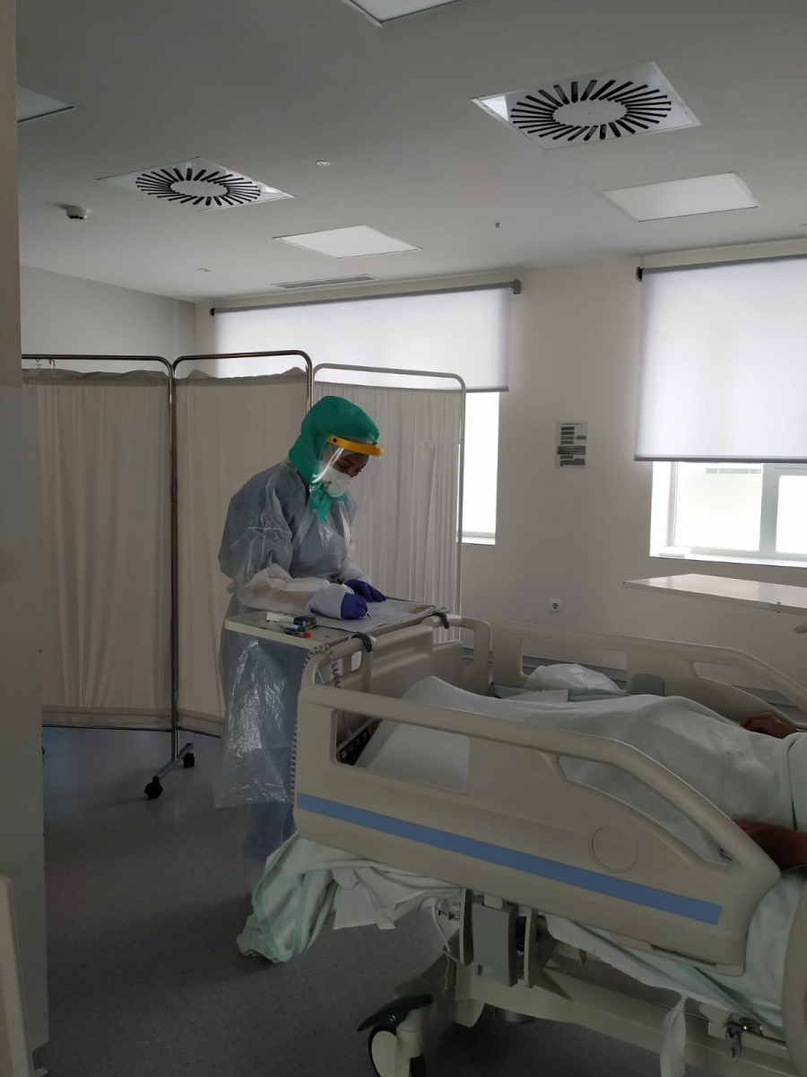 Fuentes internas explican que las altas médicas se ralentizan por la demora de los resultados de los tests PCR.