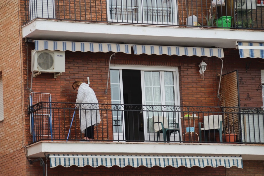 Un día más, hay un mayor ambiente en los balcones de la ciudad que en sus calles