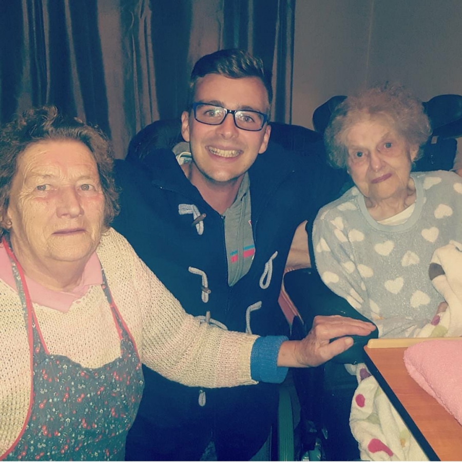 En la imagen Antonio Córdoba junto a dos mujeres con las que trabajaba durante su estancia en Irlanda.