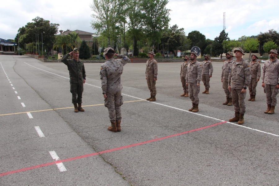 El capitán Sánchez-Majano, dando novedades al coronel jefe del 4º Tercio y jefe accidental de la Brigada de La Legión, Francisco García-Almenta