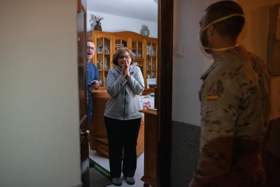 El cabo Oliver, siendo recibido por sus padres en la barriada de San Cristóbal