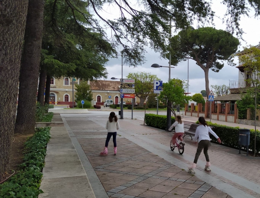 Un grupo de niñas con bicicleta y patines en Martínez Astein